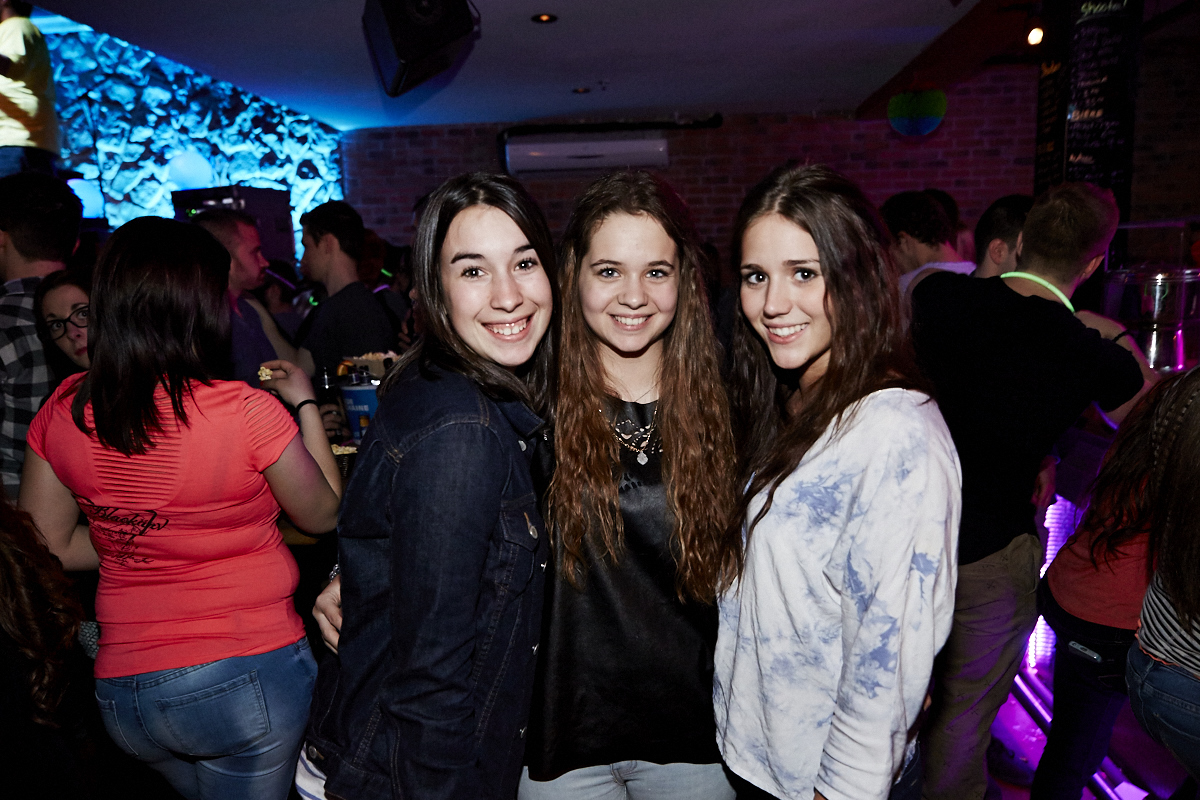 Folle soirée de party tout en fluo au 2Pierrots!