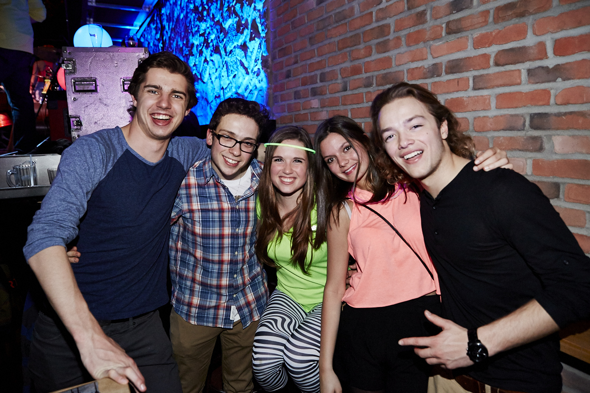 Folle soirée de party tout en fluo au 2Pierrots!