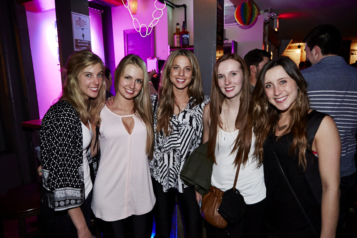 Folle soirée de party tout en fluo au 2Pierrots!