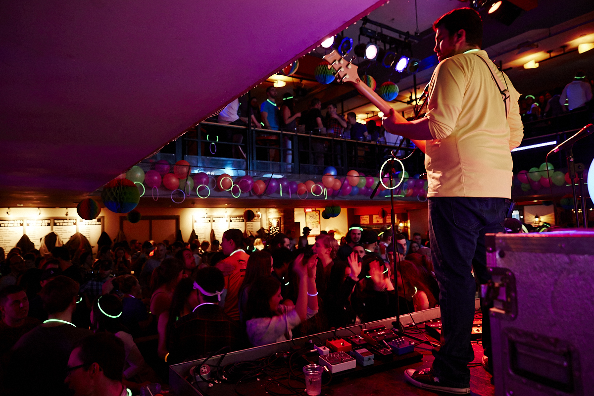 Folle soirée de party tout en fluo au 2Pierrots!