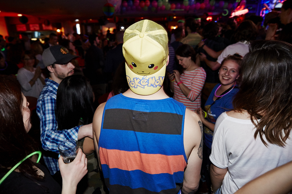 Folle soirée de party tout en fluo au 2Pierrots!