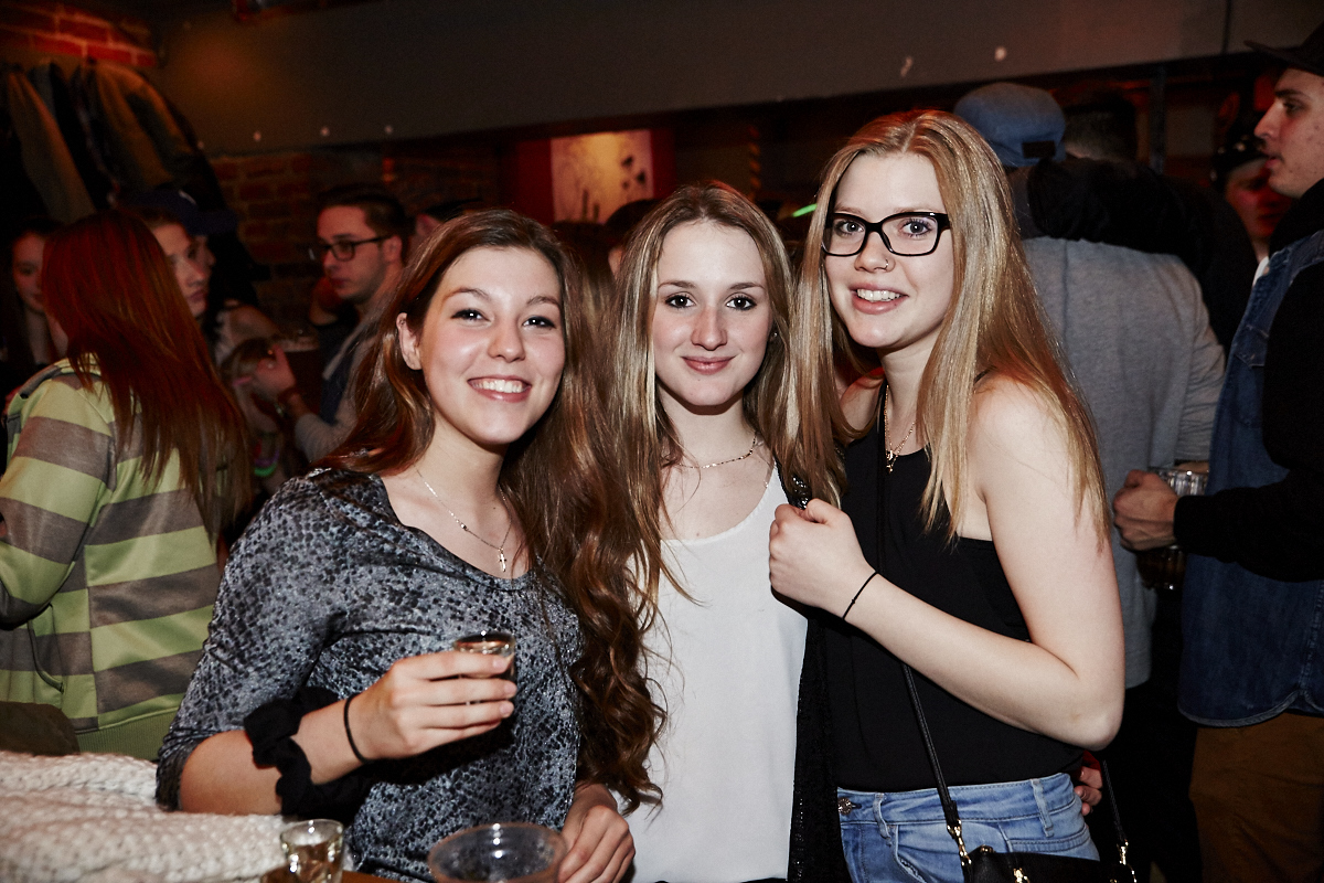 Folle soirée de party tout en fluo au 2Pierrots!