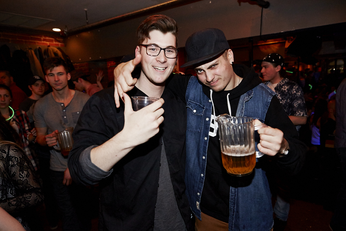 Folle soirée de party tout en fluo au 2Pierrots!