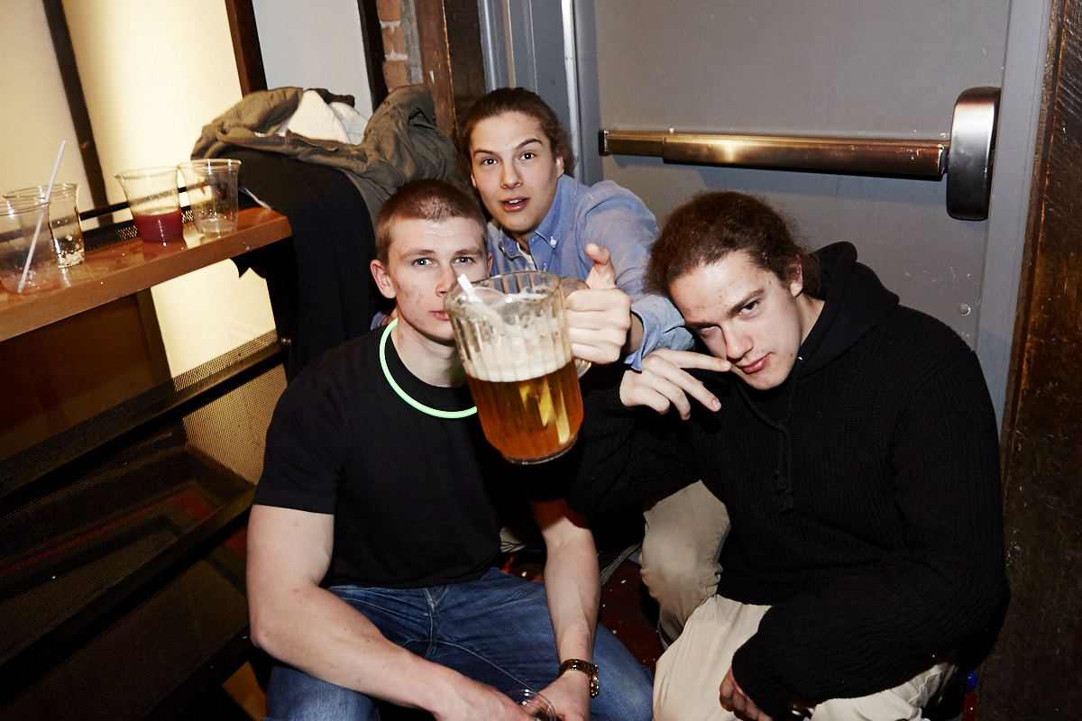 Folle soirée de party tout en fluo au 2Pierrots!