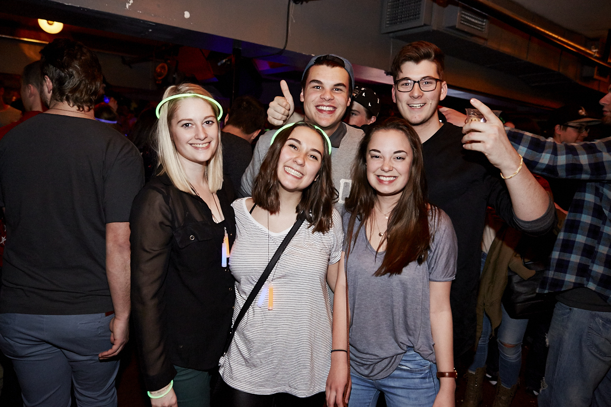 Folle soirée de party tout en fluo au 2Pierrots!