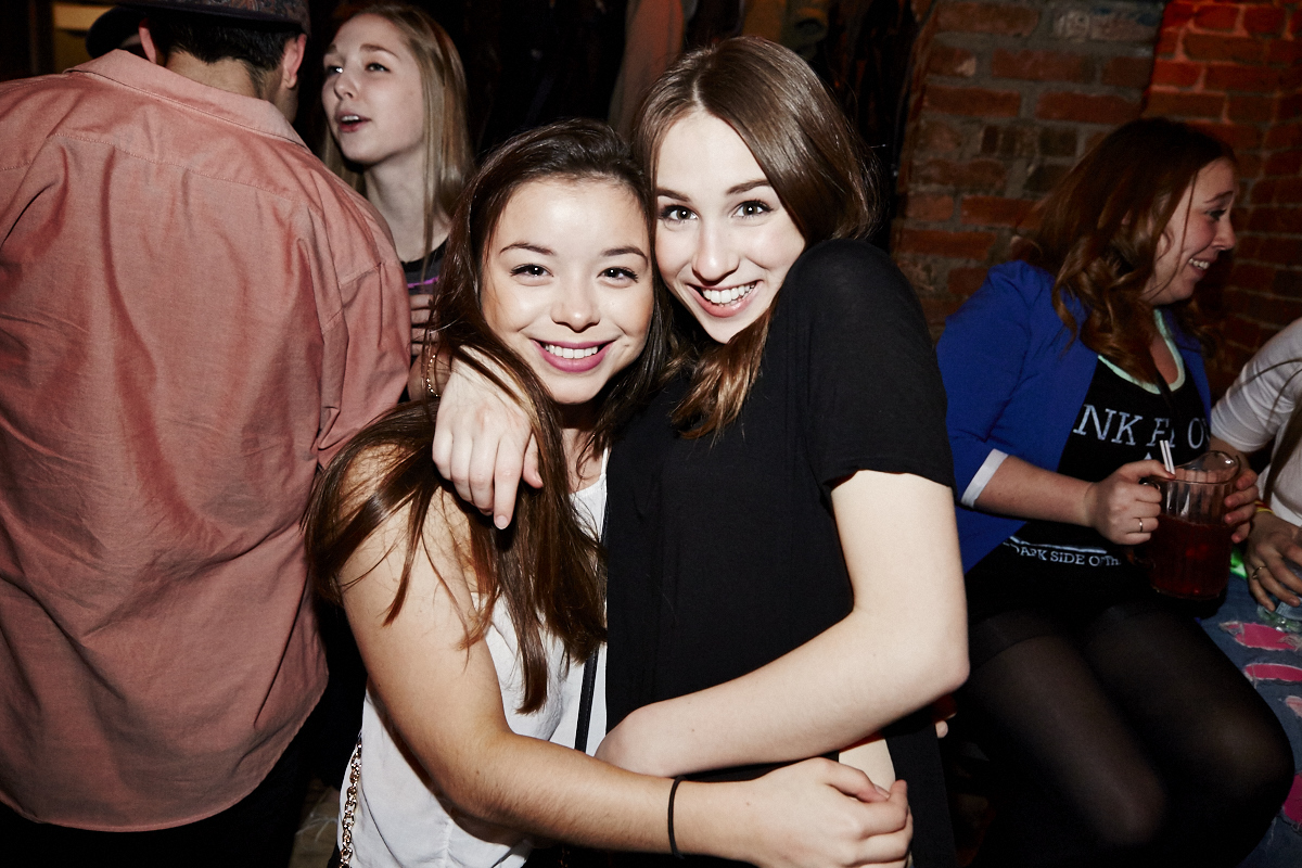 Folle soirée de party tout en fluo au 2Pierrots!