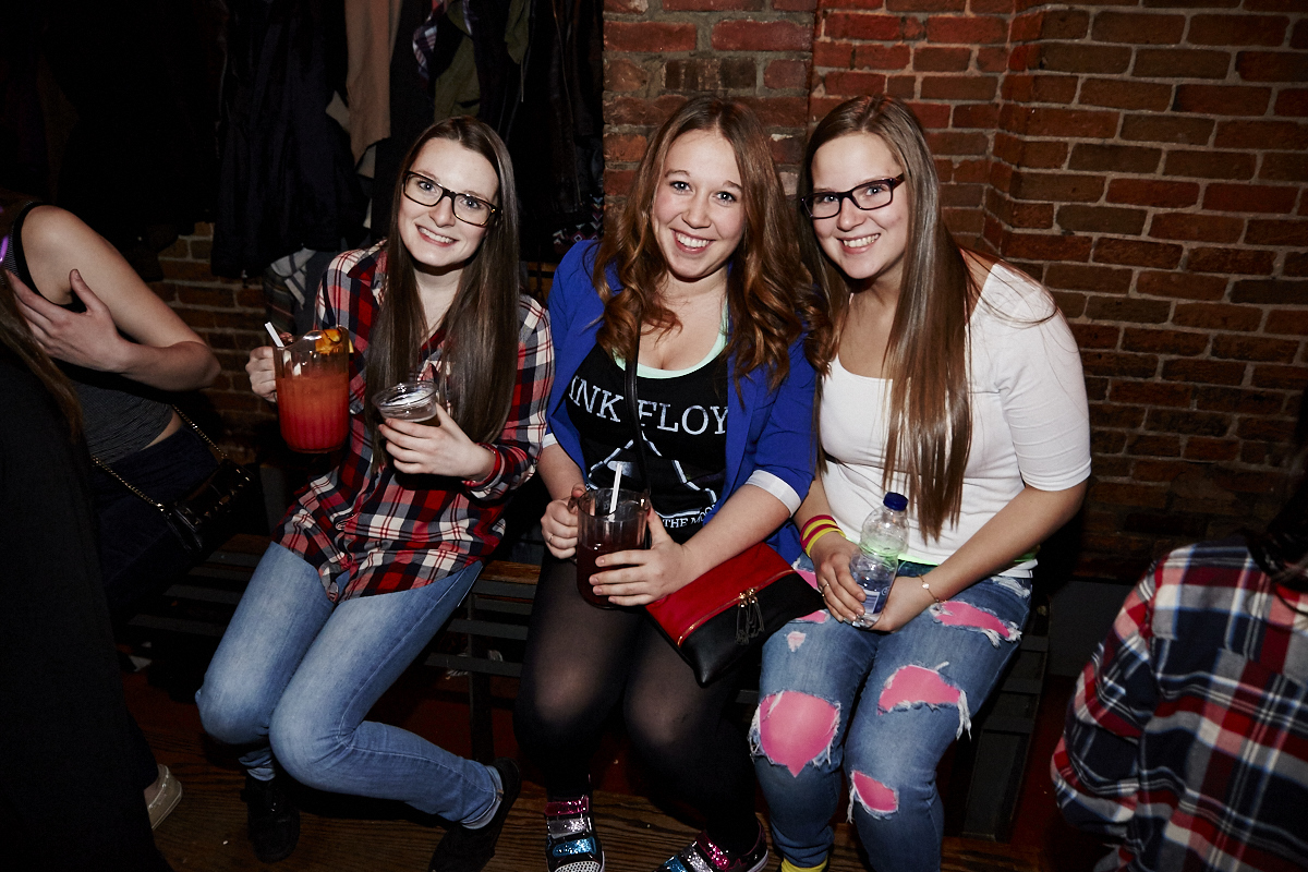 Folle soirée de party tout en fluo au 2Pierrots!