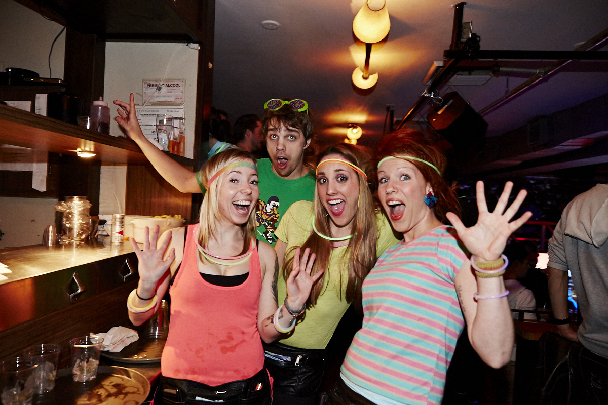 Folle soirée de party tout en fluo au 2Pierrots!