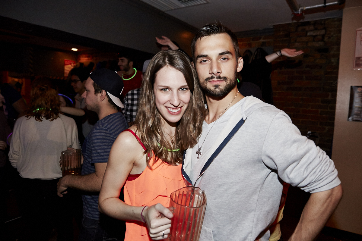 Folle soirée de party tout en fluo au 2Pierrots!