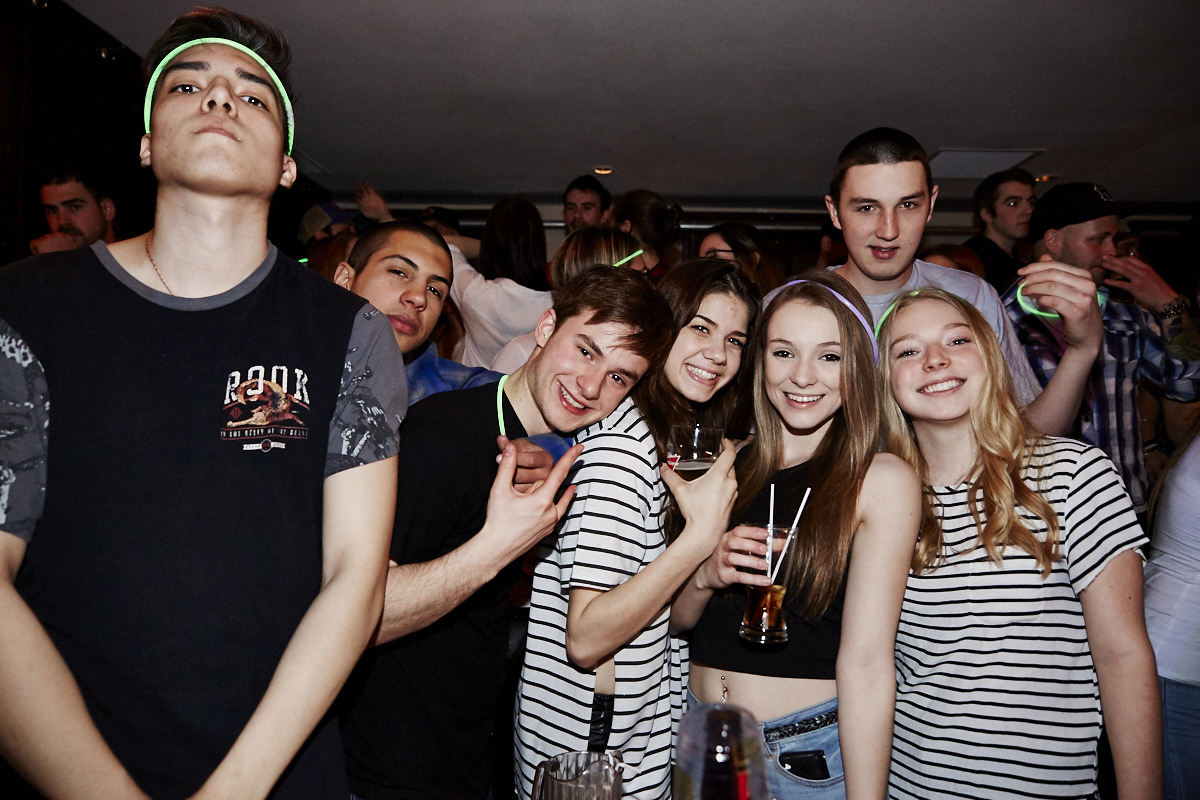 Folle soirée de party tout en fluo au 2Pierrots!