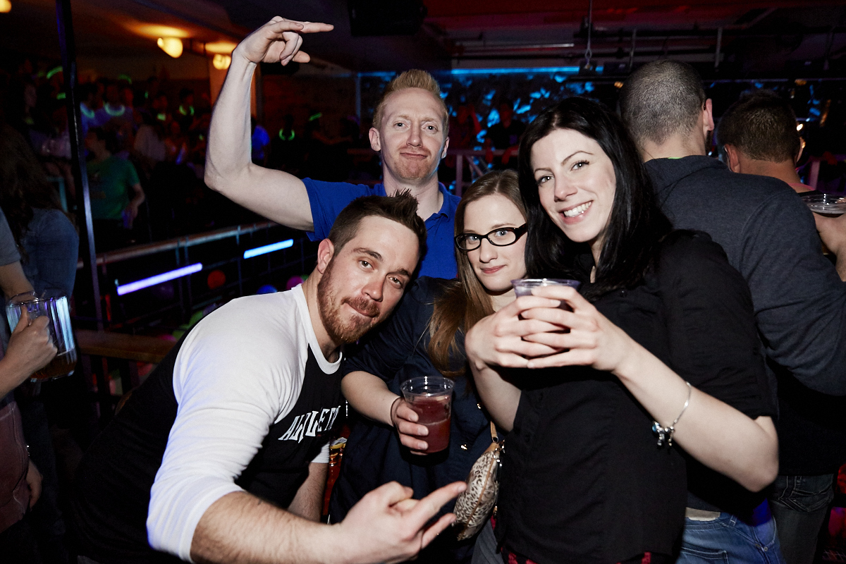 Folle soirée de party tout en fluo au 2Pierrots!