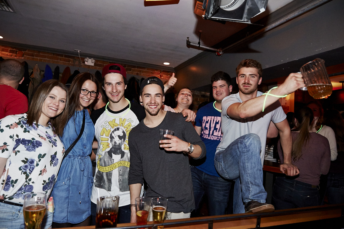 Folle soirée de party tout en fluo au 2Pierrots!