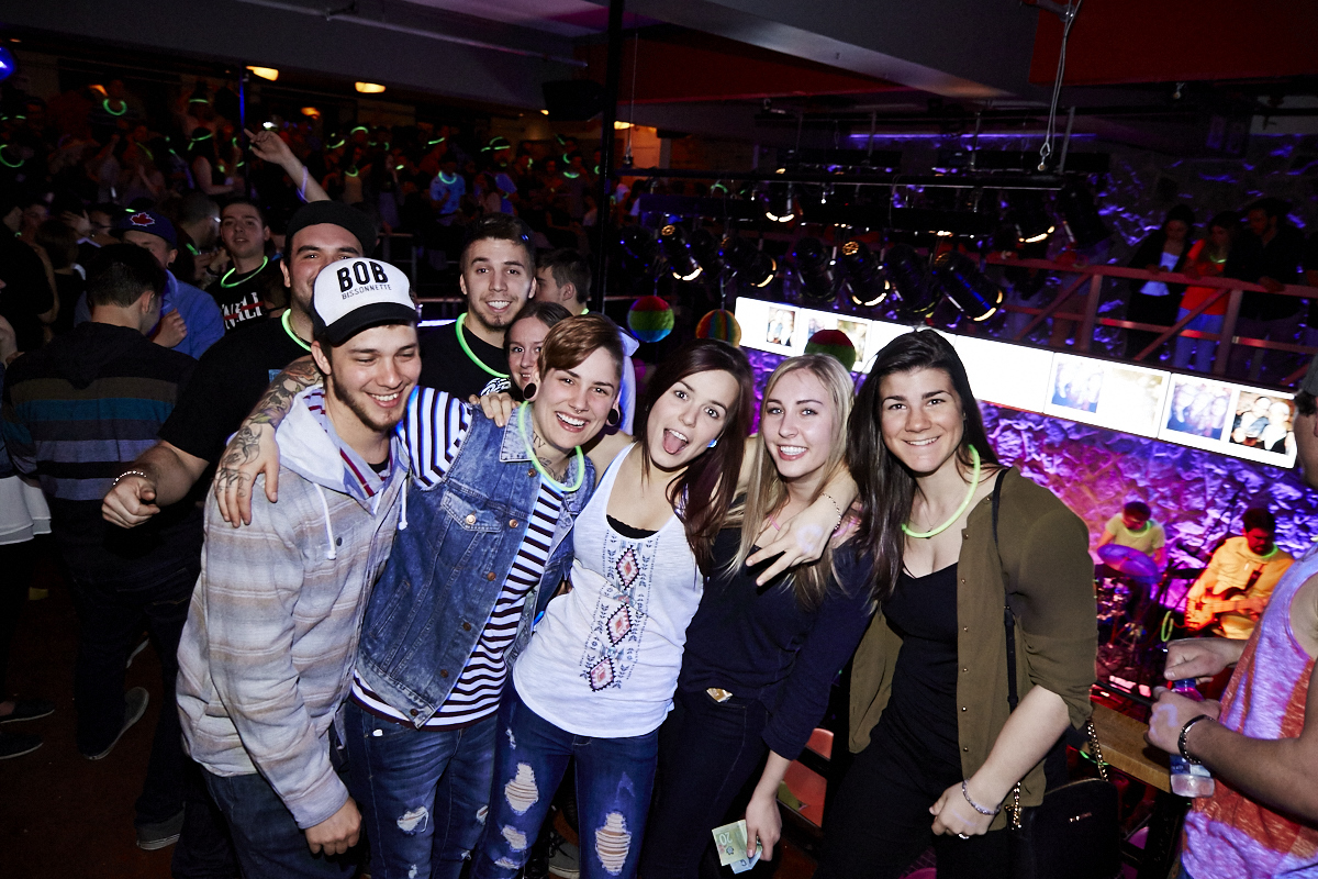 Folle soirée de party tout en fluo au 2Pierrots!