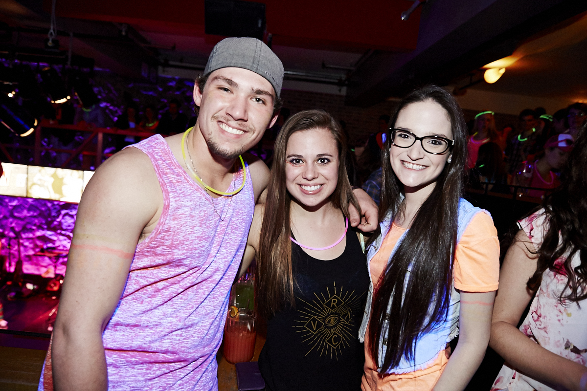 Folle soirée de party tout en fluo au 2Pierrots!