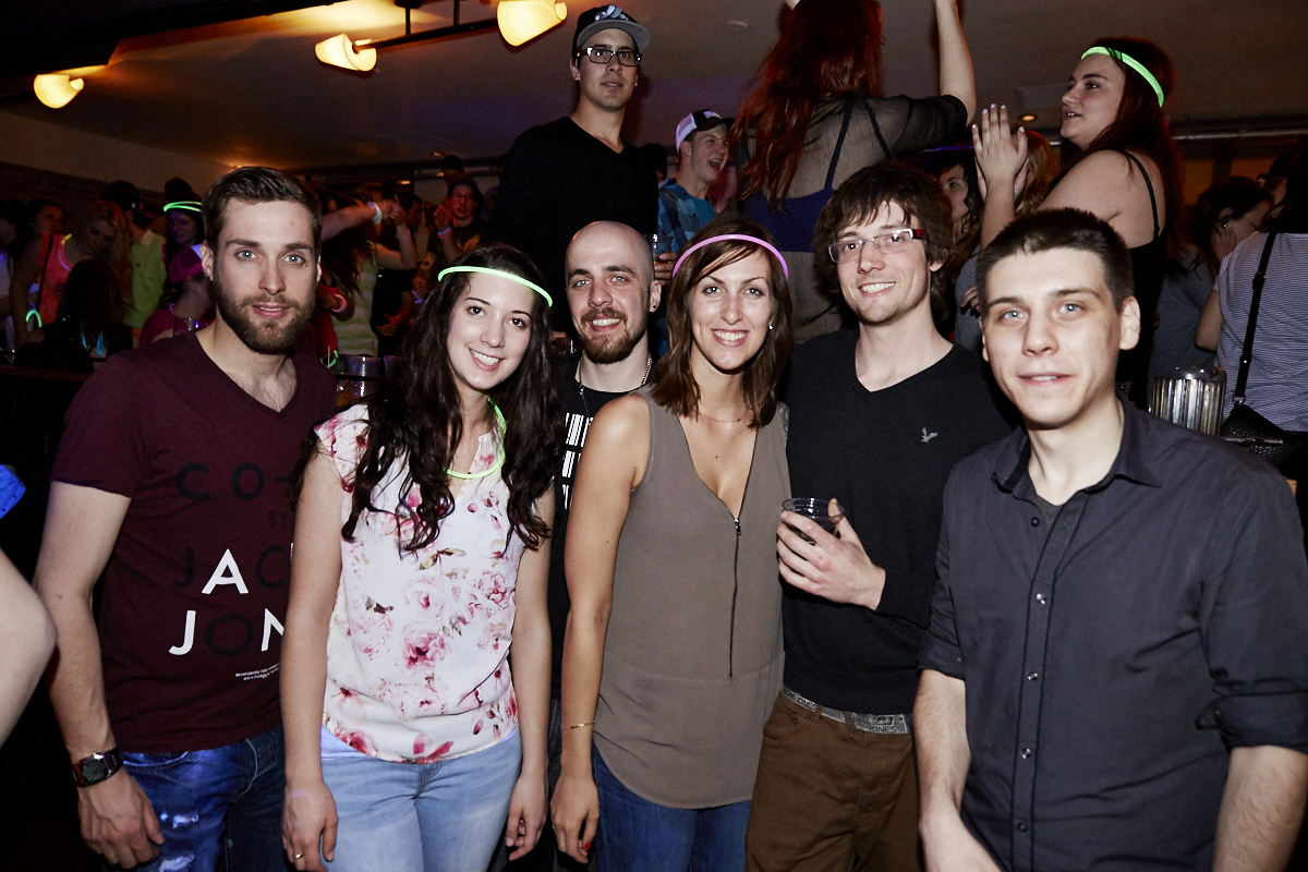 Folle soirée de party tout en fluo au 2Pierrots!