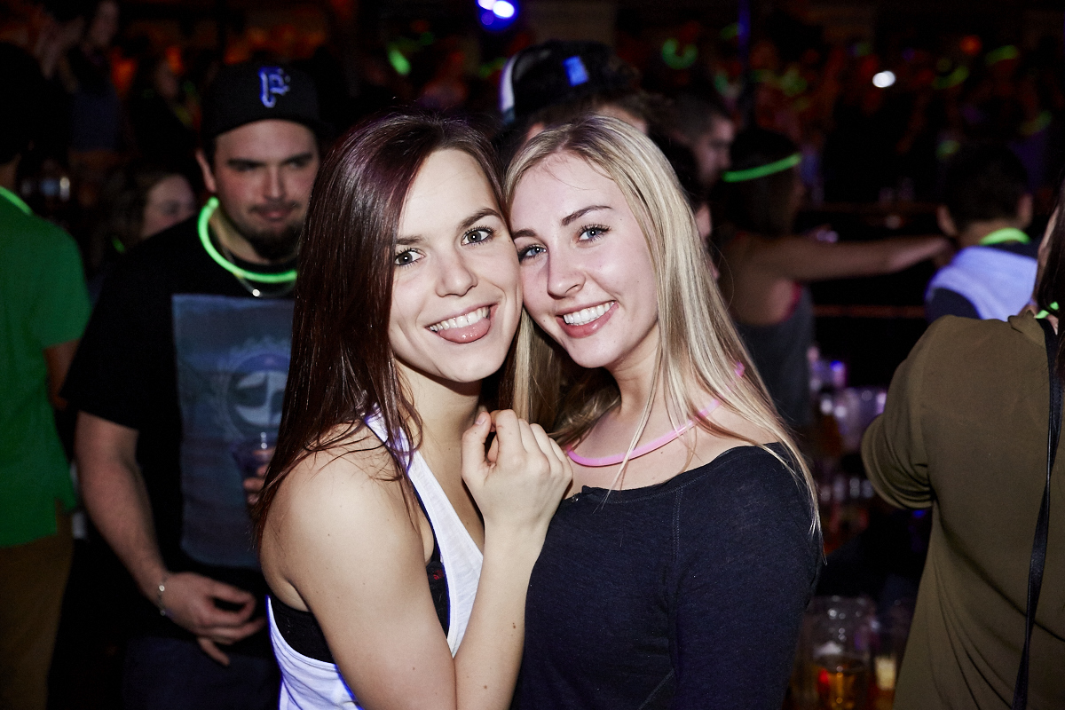 Folle soirée de party tout en fluo au 2Pierrots!