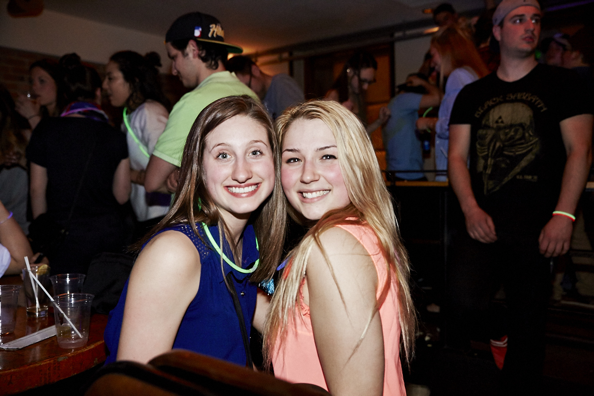 Folle soirée de party tout en fluo au 2Pierrots!