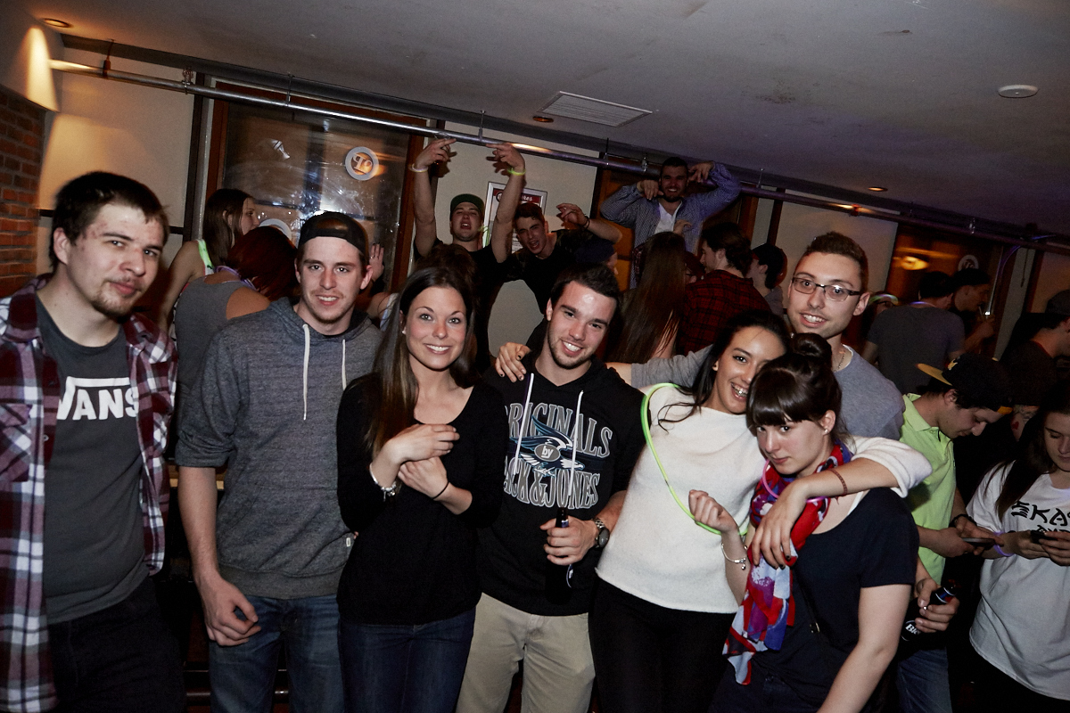 Folle soirée de party tout en fluo au 2Pierrots!