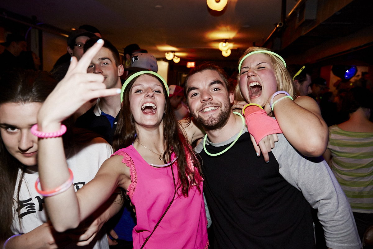 Folle soirée de party tout en fluo au 2Pierrots!