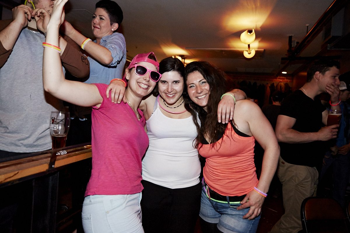 Folle soirée de party tout en fluo au 2Pierrots!