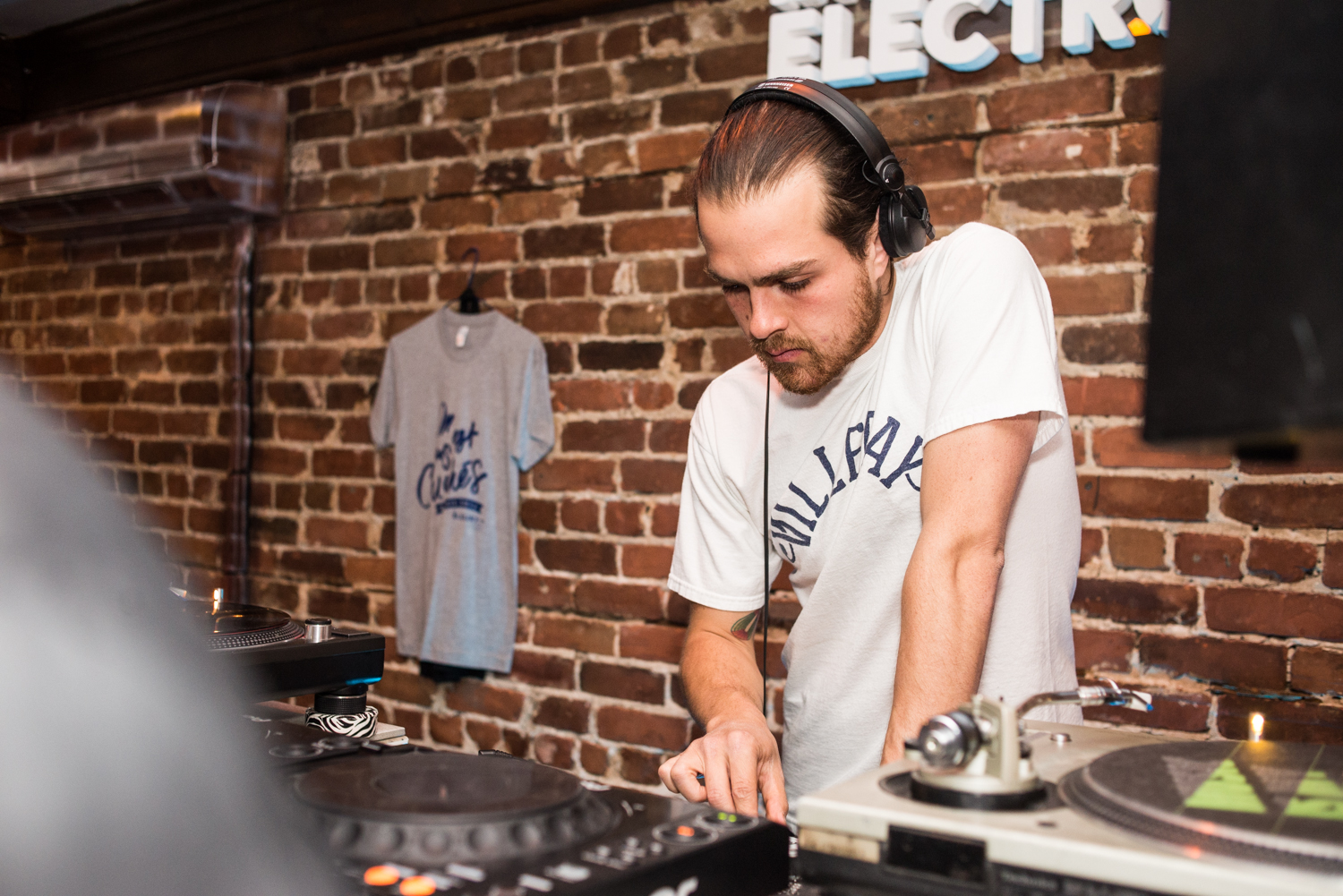 Hot-dogs et cocktails lancent la saison du Piknic Électronik au Bleury-Bar à Vinyle