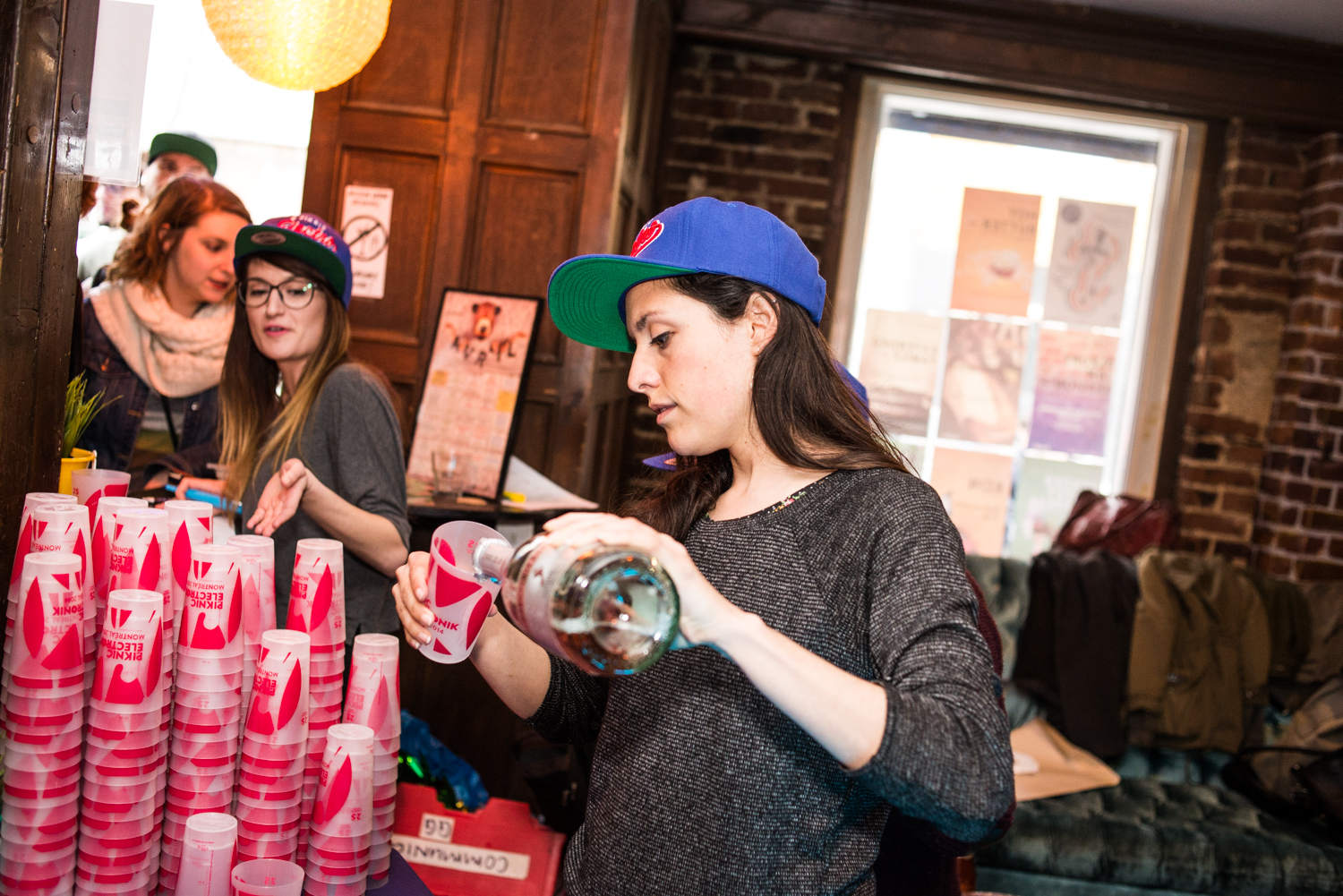 Hot-dogs et cocktails lancent la saison du Piknic Électronik au Bleury-Bar à Vinyle