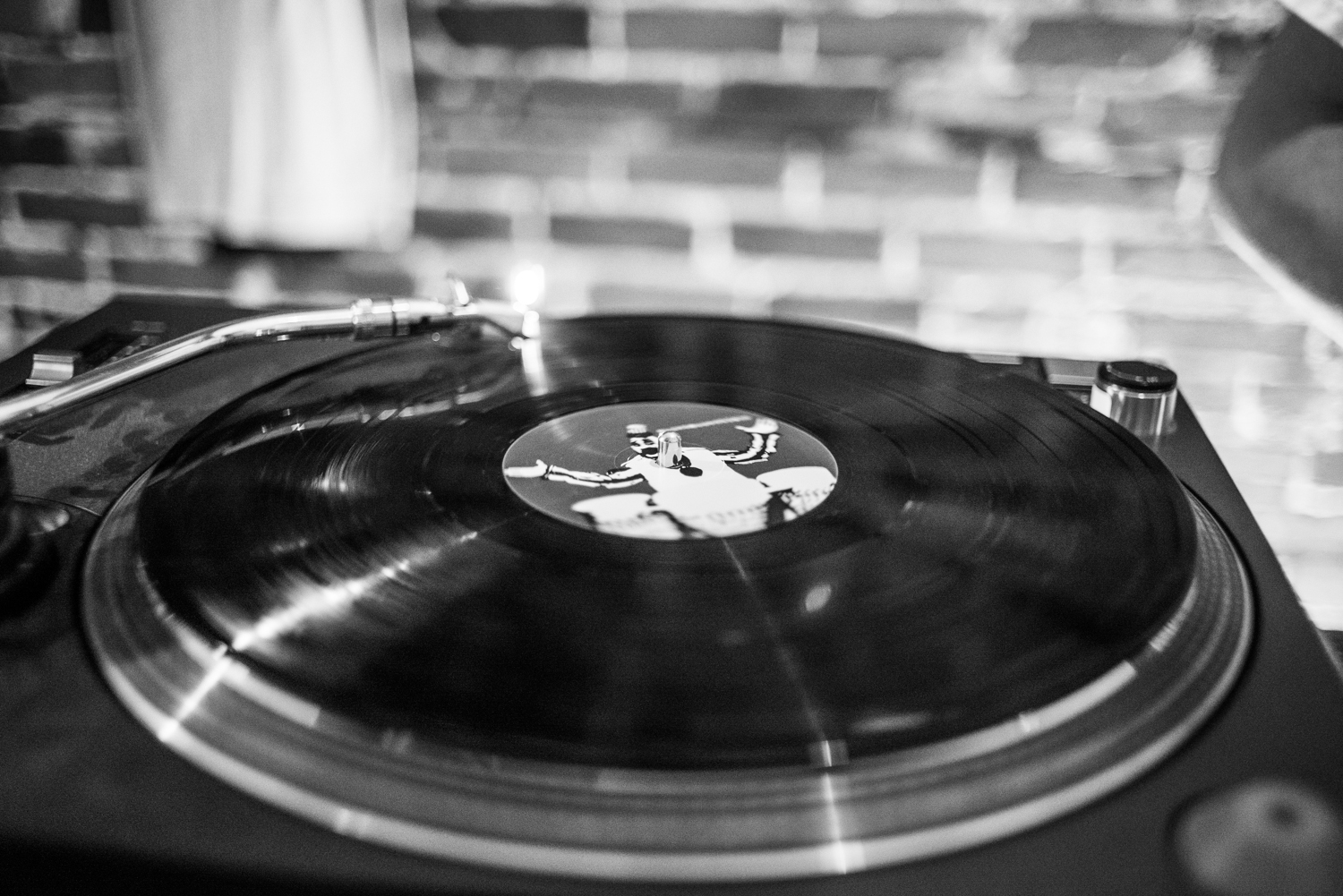 Hot-dogs et cocktails lancent la saison du Piknic Électronik au Bleury-Bar à Vinyle