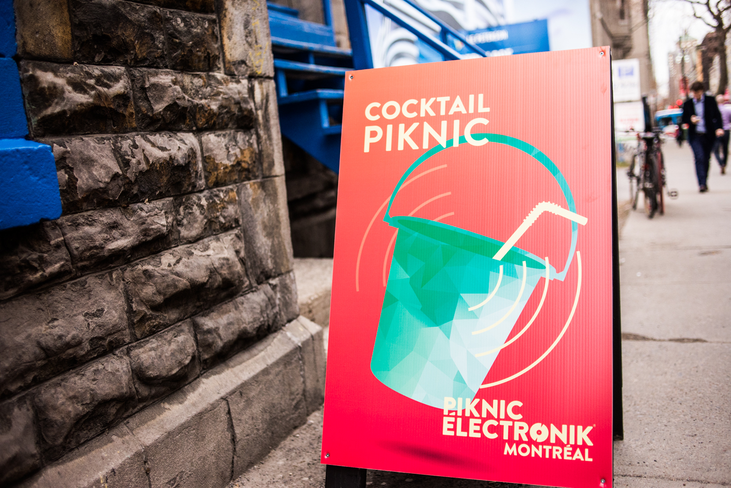 Hot-dogs et cocktails lancent la saison du Piknic Électronik au Bleury-Bar à Vinyle
