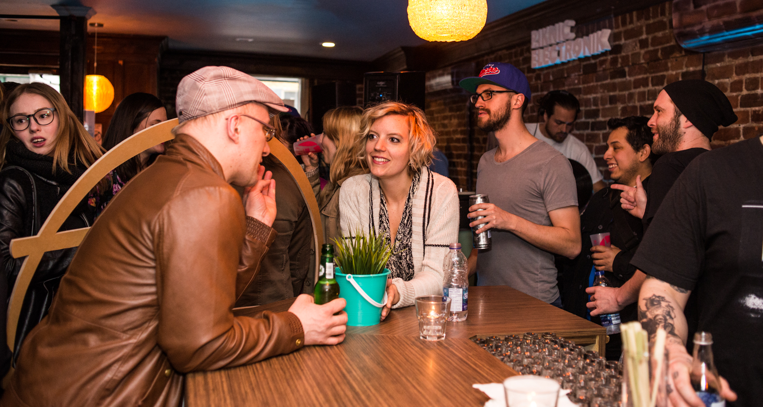 Hot-dogs et cocktails lancent la saison du Piknic Électronik au Bleury-Bar à Vinyle