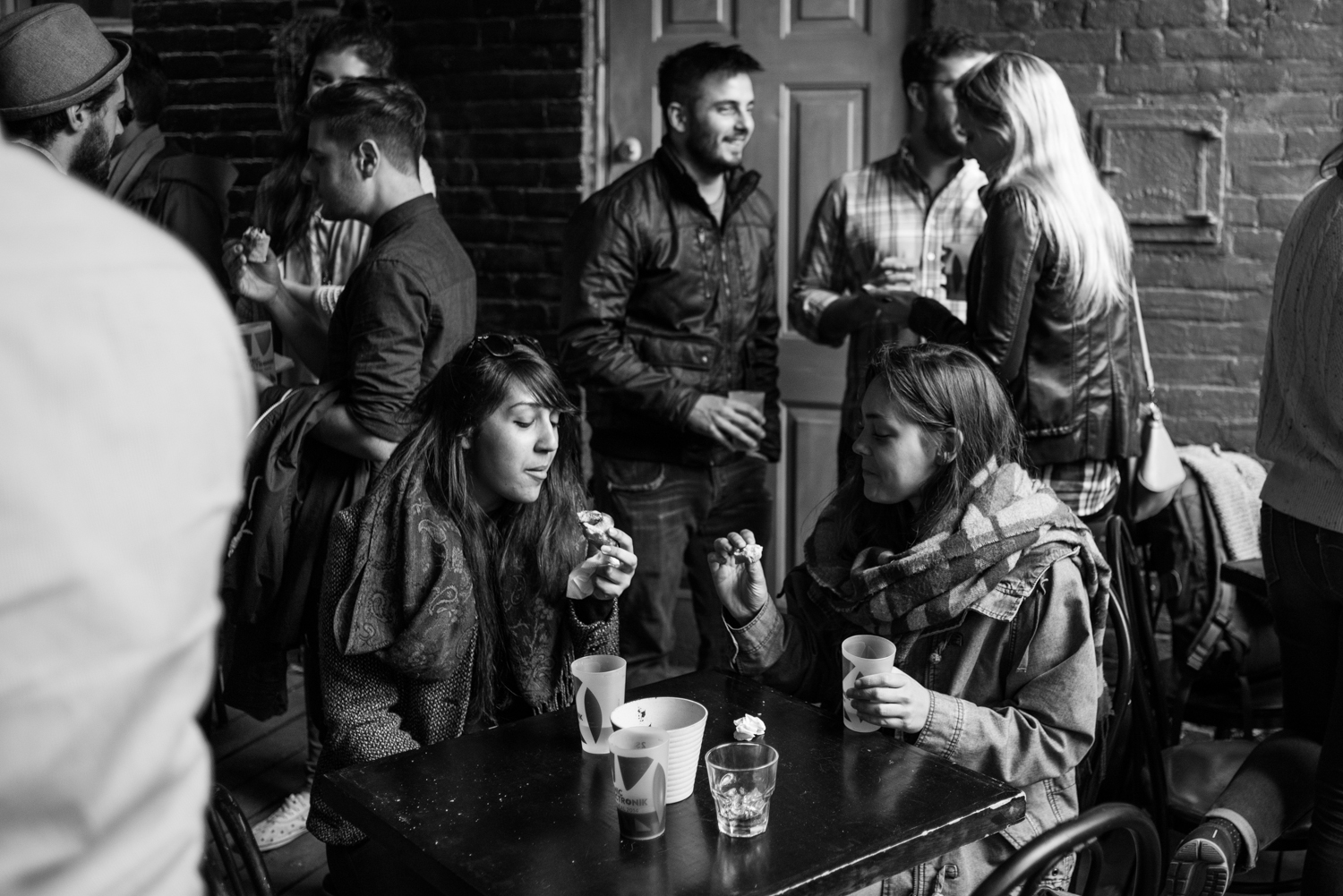 Hot-dogs et cocktails lancent la saison du Piknic Électronik au Bleury-Bar à Vinyle