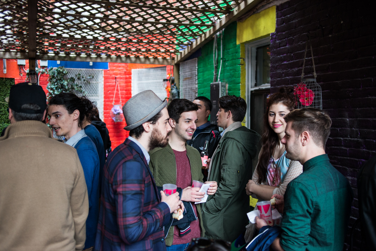 Hot-dogs et cocktails lancent la saison du Piknic Électronik au Bleury-Bar à Vinyle