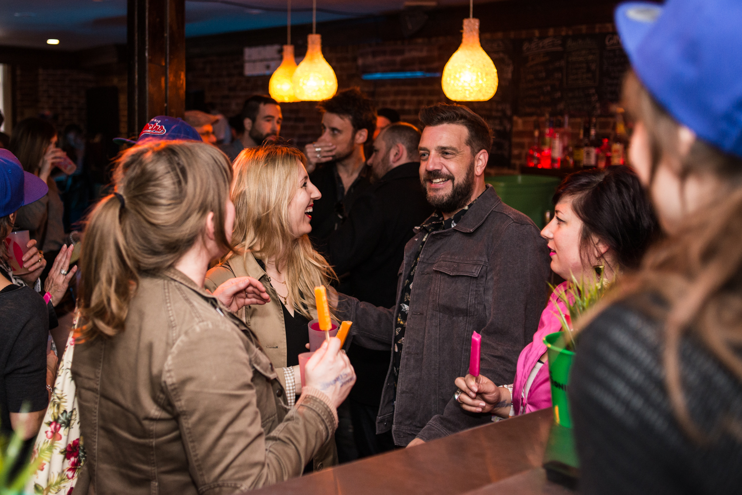 Hot-dogs et cocktails lancent la saison du Piknic Électronik au Bleury-Bar à Vinyle