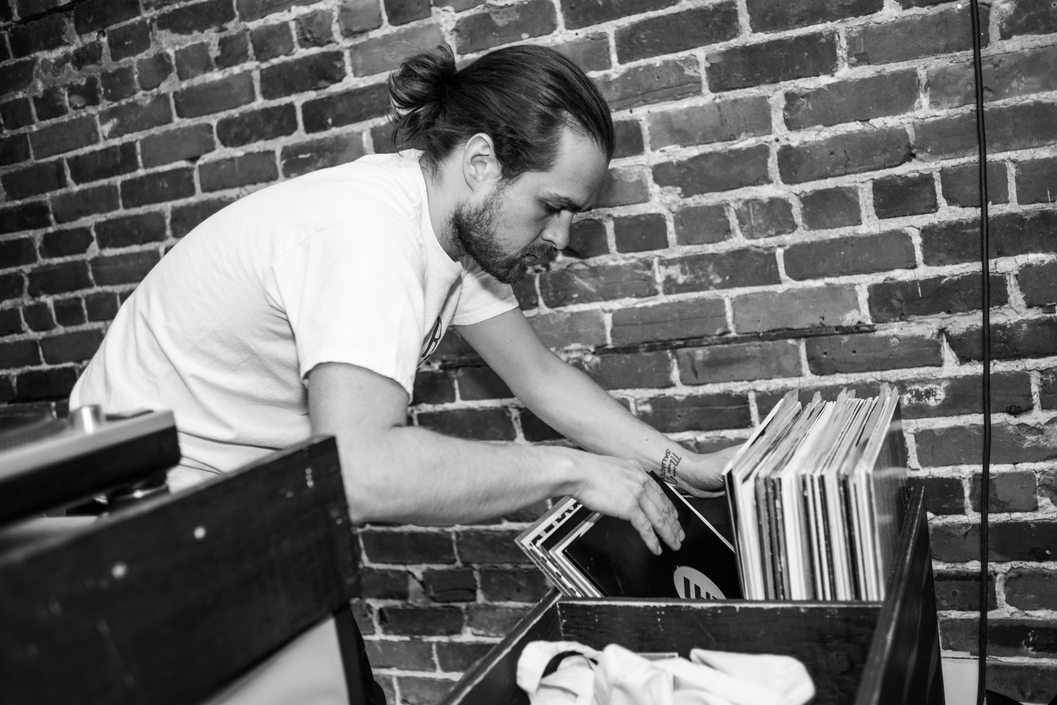 Hot-dogs et cocktails lancent la saison du Piknic Électronik au Bleury-Bar à Vinyle