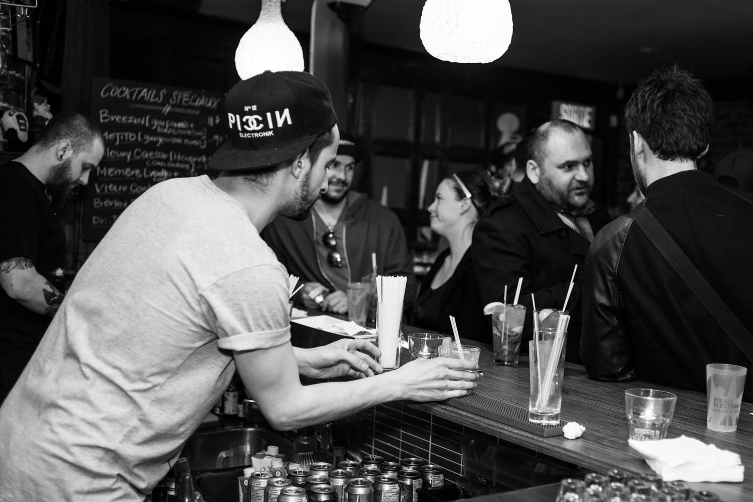 Hot-dogs et cocktails lancent la saison du Piknic Électronik au Bleury-Bar à Vinyle