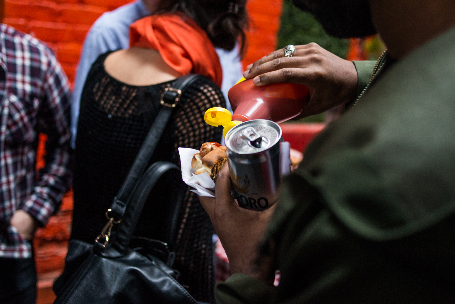 Hot-dogs et cocktails lancent la saison du Piknic Électronik au Bleury-Bar à Vinyle