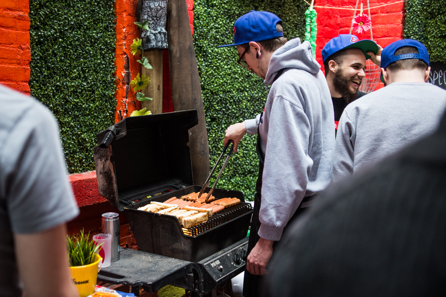 Hot-dogs et cocktails lancent la saison du Piknic Électronik au Bleury-Bar à Vinyle