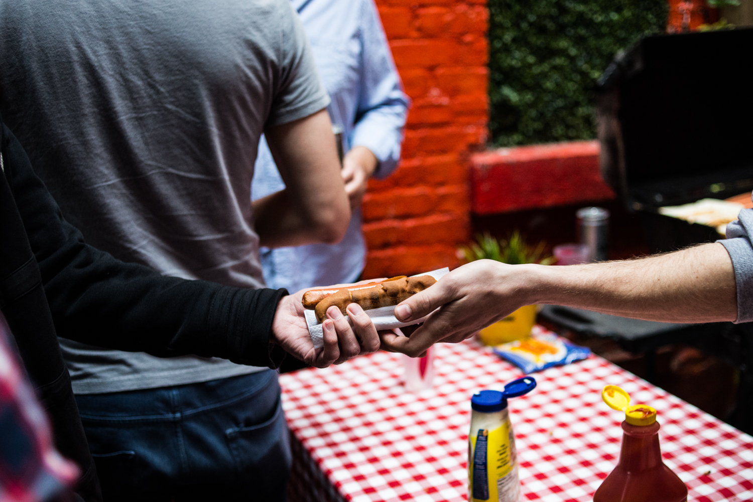 Hot-dogs et cocktails lancent la saison du Piknic Électronik au Bleury-Bar à Vinyle