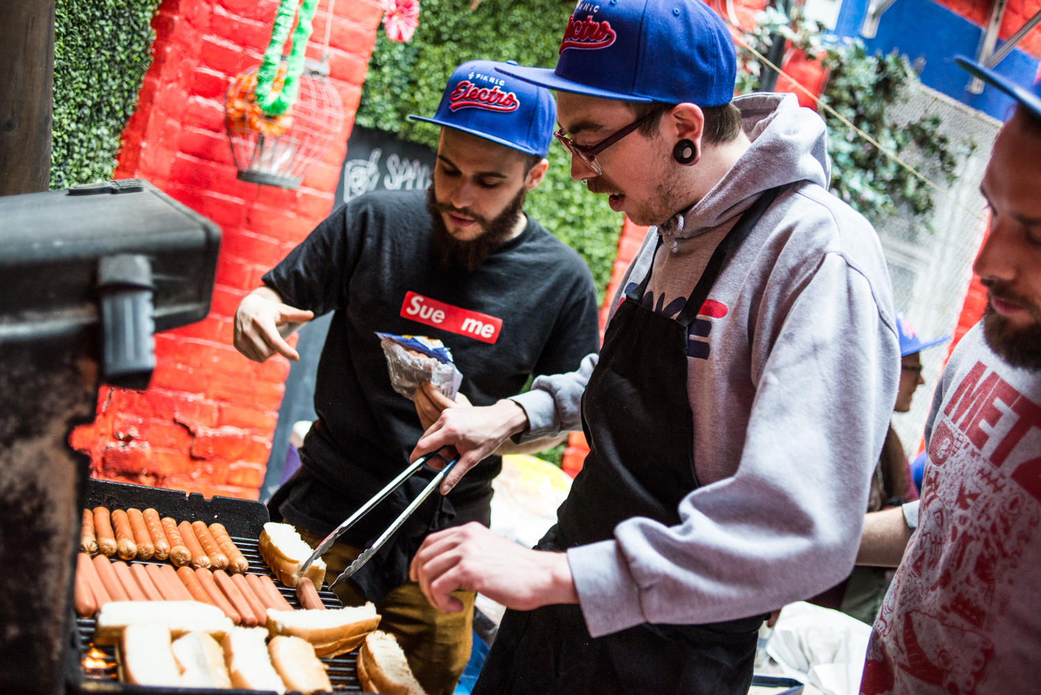 Hot-dogs et cocktails lancent la saison du Piknic Électronik au Bleury-Bar à Vinyle