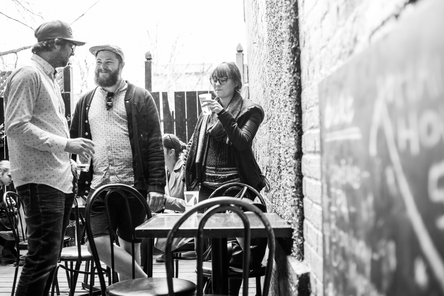 Hot-dogs et cocktails lancent la saison du Piknic Électronik au Bleury-Bar à Vinyle