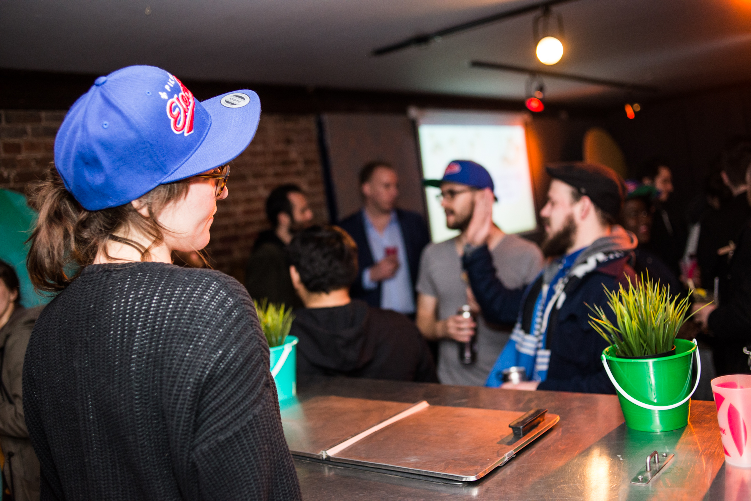 Hot-dogs et cocktails lancent la saison du Piknic Électronik au Bleury-Bar à Vinyle