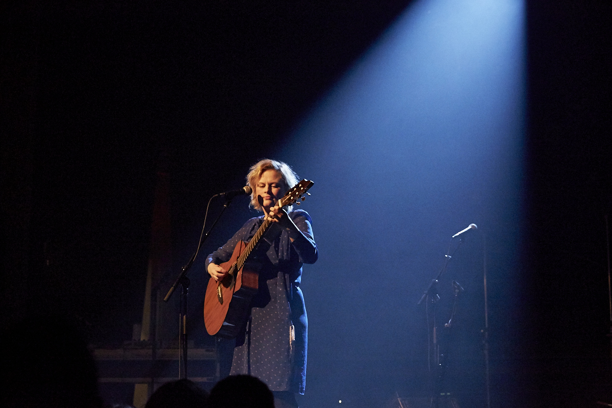 José Gonzalez offre un show très intime à guichets fermés et charme les Montréalais au Théâtre Corona