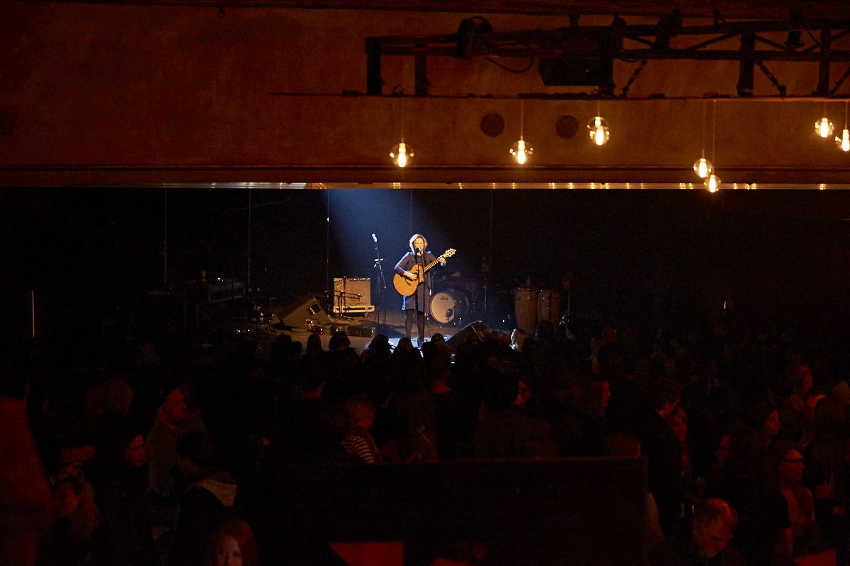 José Gonzalez offre un show très intime à guichets fermés et charme les Montréalais au Théâtre Corona