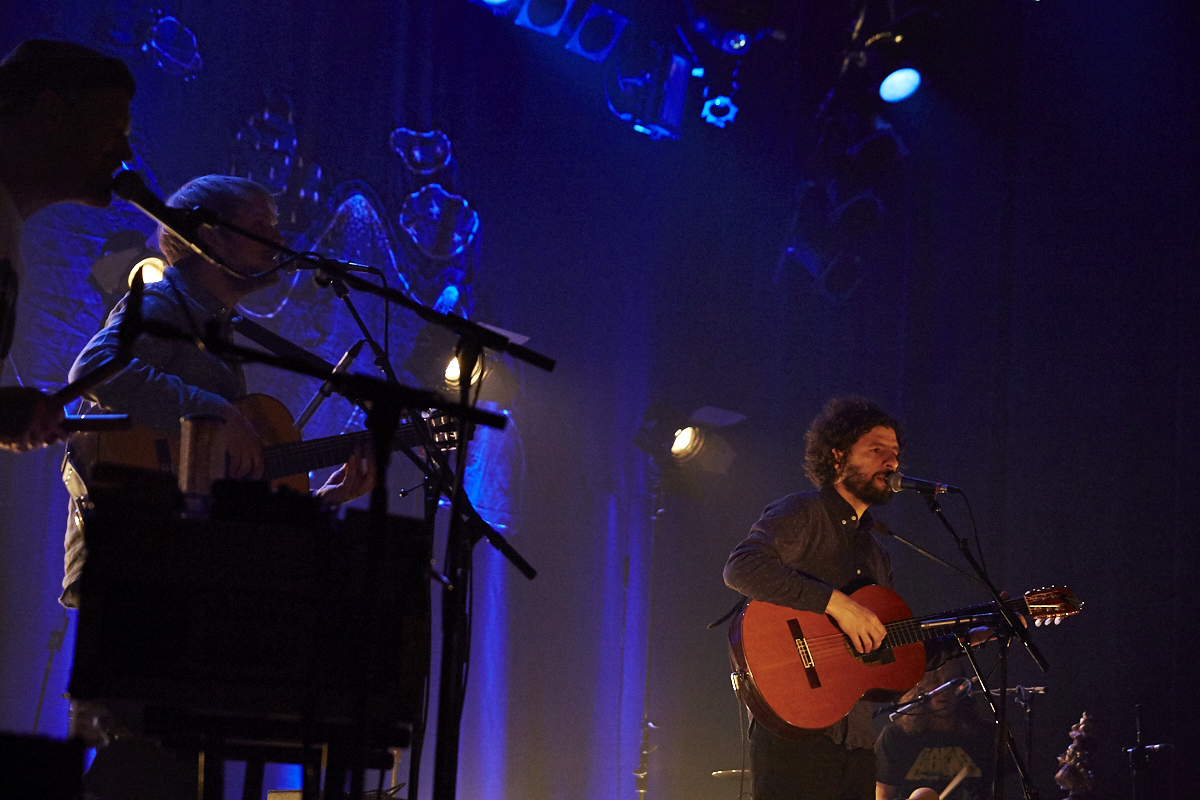 José Gonzalez offre un show très intime à guichets fermés et charme les Montréalais au Théâtre Corona