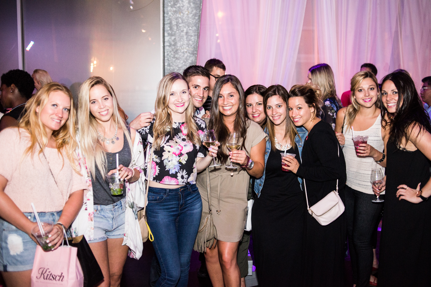 June swimwear et Amuse Society présentent leurs nouvelles collections avec un défilé très sexy