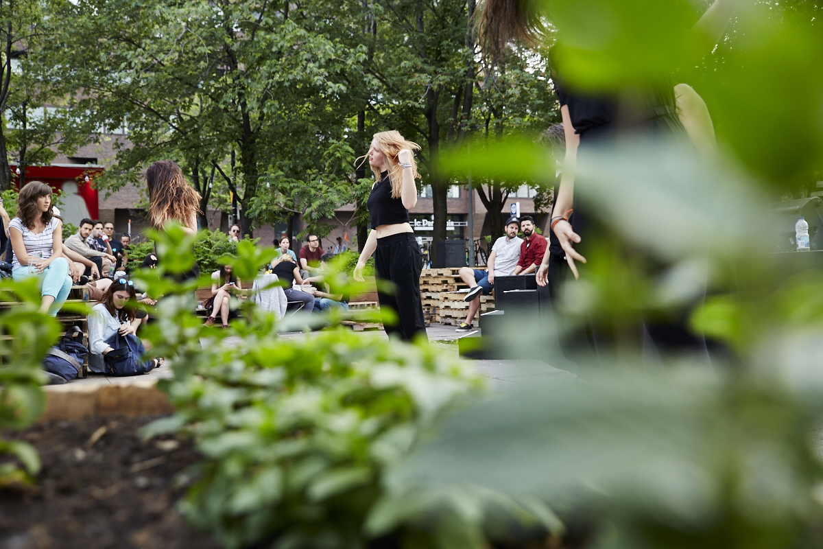 KROY de Milk & Bone séduit la foule des Jardins Gamelin dans le cadre de l'OFFTA