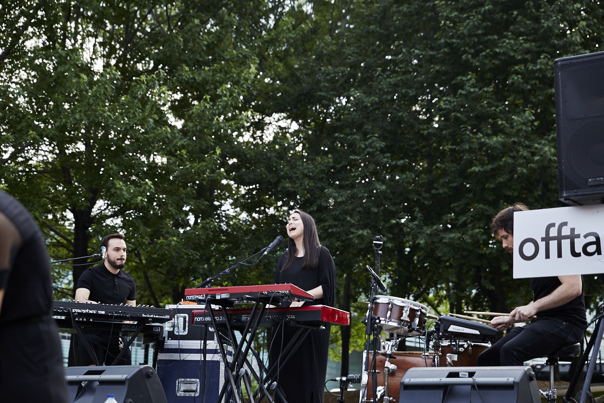 KROY de Milk & Bone séduit la foule des Jardins Gamelin dans le cadre de l'OFFTA