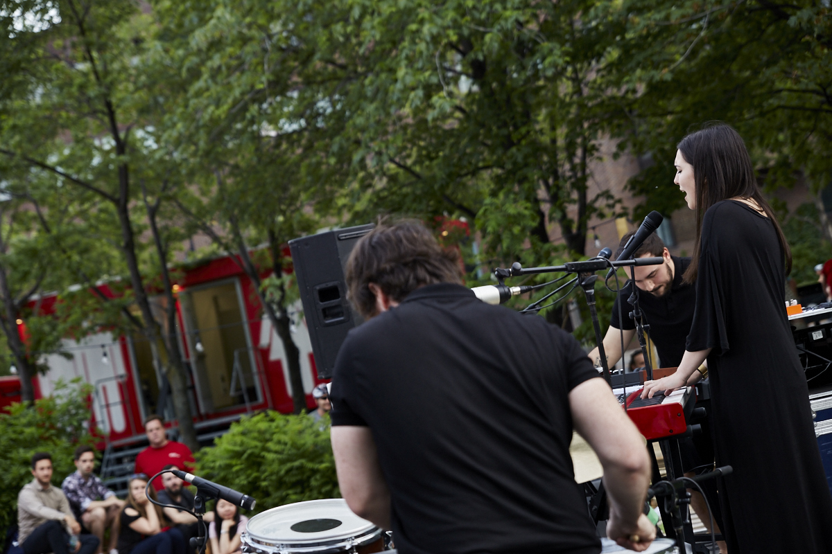 KROY de Milk & Bone séduit la foule des Jardins Gamelin dans le cadre de l'OFFTA