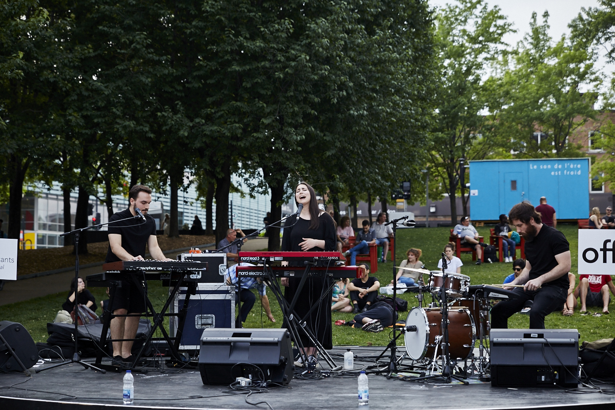 KROY de Milk & Bone séduit la foule des Jardins Gamelin dans le cadre de l'OFFTA