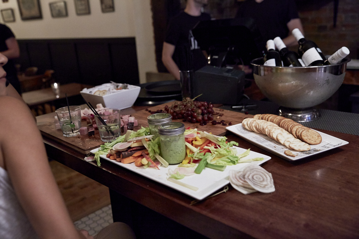 Le bar Chez Dallaire ouvre ses portes dans Pointe St-Charles, juste à temps pour la Saint-Jean!