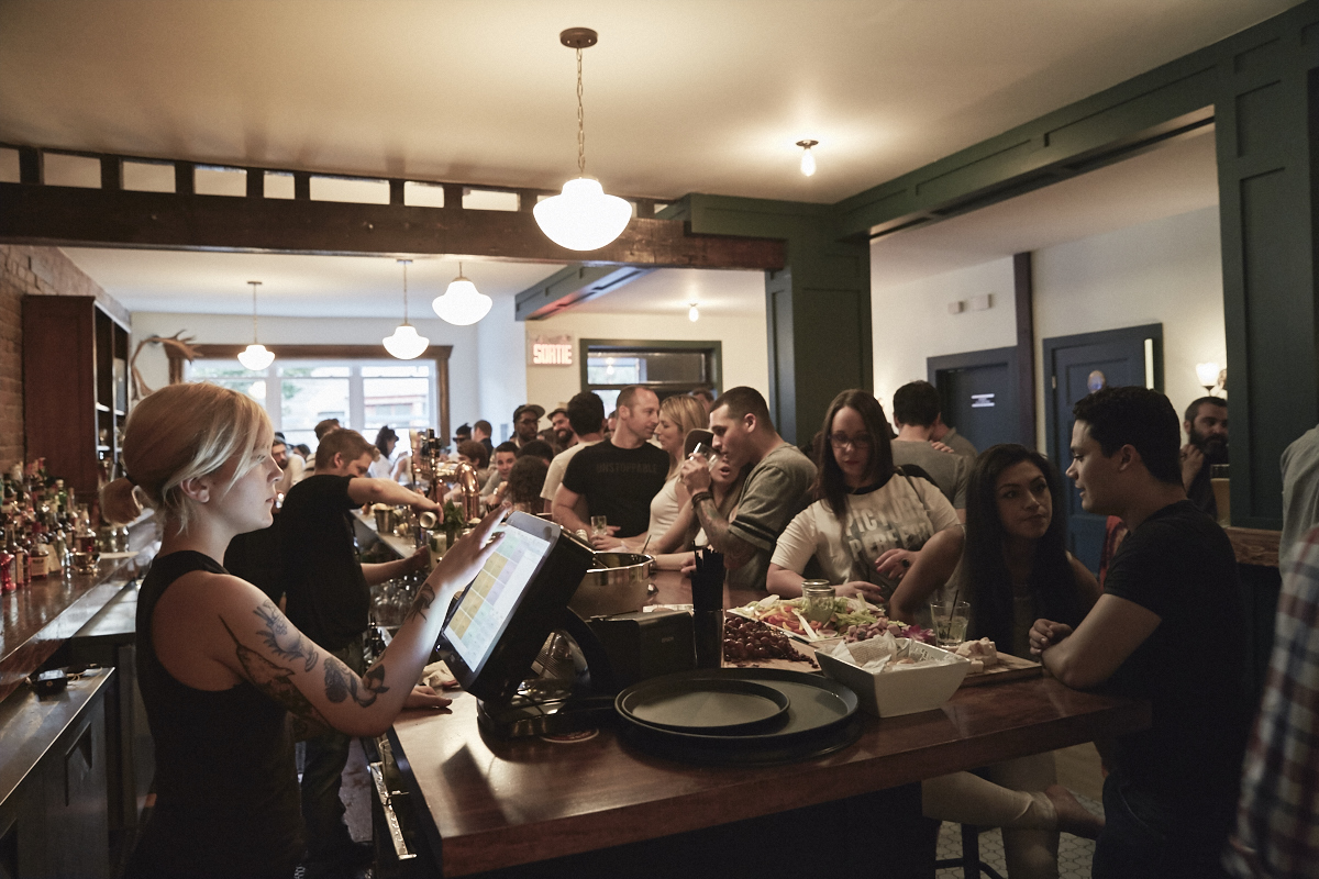 Le bar Chez Dallaire ouvre ses portes dans Pointe St-Charles, juste à temps pour la Saint-Jean!